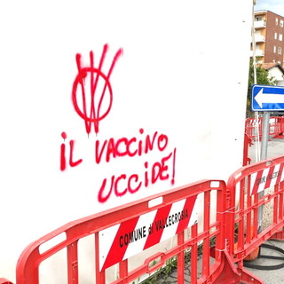 Vallecrosia: nuove scritte 'No Vax' nell'estremo ponente, colpito il drive through all'ex mercato (Foto) Vallecrosia: nuove scritte 'No Vax' nell'estremo ponente, colpito il drive through all'ex mercato (Foto)