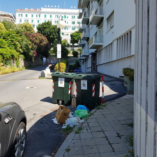 Sanremo: spazzatura non raccolta da diversi giorni in zona corso Imperatrice. La segnalazione di un lettore Sanremo: spazzatura non raccolta da diversi giorni in zona corso Imperatrice. La segnalazione di un lettore