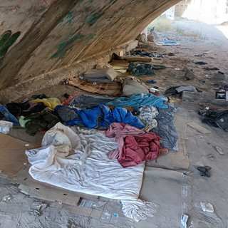 Ventimiglia: accampamento 'dormitorio' di migranti sotto ponte del Roya sgomberato dal Comune (Foto) Ventimiglia: accampamento 'dormitorio' di migranti sotto ponte del Roya sgomberato dal Comune (Foto)