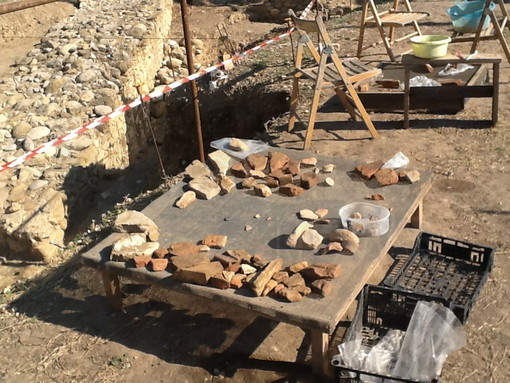 Visita del consigliere regionale Scibilia allo scavo in corso delle mura settentrionali di Albintimilium