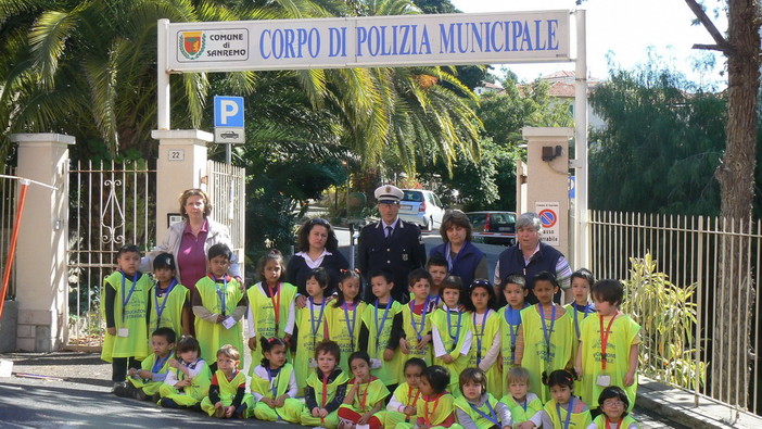 Sanremo: i gli alunni della scuola materna 'Santa Marta' in visita alla Polizia Municipale Sanremo: i gli alunni della scuola materna 'Santa Marta' in visita alla Polizia Municipale
