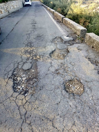 Sanremo: buche pericolose sulla strada che va a Bussana Vecchia, la segnalazione con foto di un cittadino