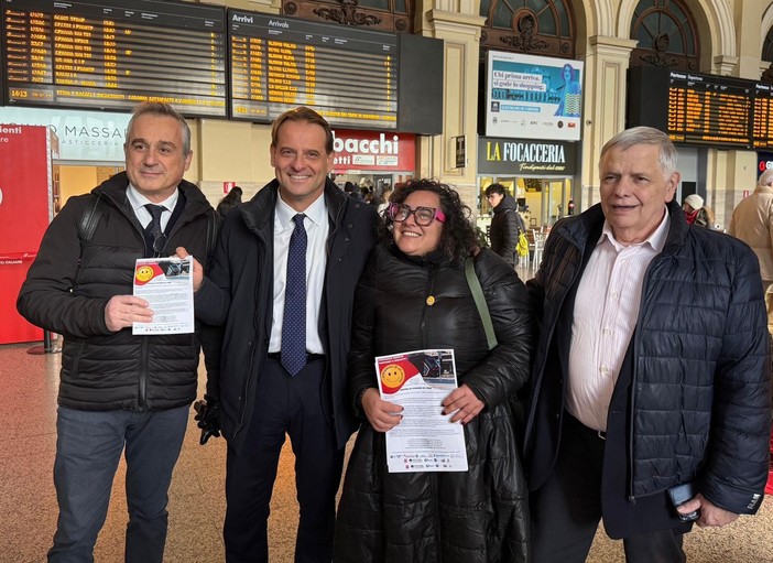 Trasporti: l'assessore Scajola alla stazione di Genova Brignole per 'Armiamoci di un sorriso' Trasporti: l'assessore Scajola alla stazione di Genova Brignole per 'Armiamoci di un sorriso'