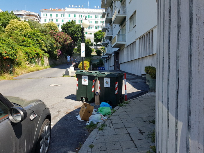 Sanremo: spazzatura non raccolta da diversi giorni in zona corso Imperatrice. La segnalazione di un lettore Sanremo: spazzatura non raccolta da diversi giorni in zona corso Imperatrice. La segnalazione di un lettore