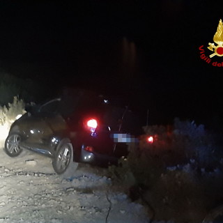 Ventimiglia: rimane in bilico con l'auto dopo una gita, turista soccorso in serata dai Vigili del Fuoco (Foto)