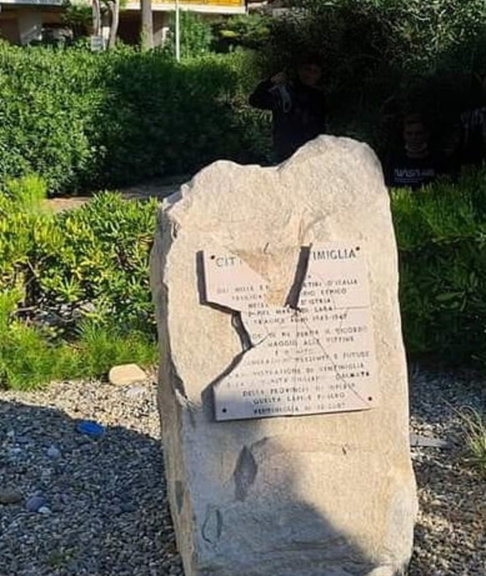 Ventimiglia: atto vandalico ai danni della targa per i Martiri delle Foibe, duro attacco di Paolo Strescino (FdI) Ventimiglia: atto vandalico ai danni della targa per i Martiri delle Foibe, duro attacco di Paolo Strescino (FdI)