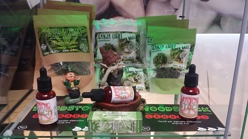 Anche a Sanremo è arrivata la canapa o marijuana legale. Incontro con il titolare del negozio Sigarette Elettroniche per saperne di più Anche a Sanremo è arrivata la canapa o marijuana legale. Incontro con il titolare del negozio Sigarette Elettroniche per saperne di più
