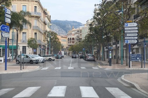 Francia in zona rossa e coprifuoco dalle 19: in Costa Azzurra tasso di positività all'8,4% e incidenza a 473 casi Francia in zona rossa e coprifuoco dalle 19: in Costa Azzurra tasso di positività all'8,4% e incidenza a 473 casi