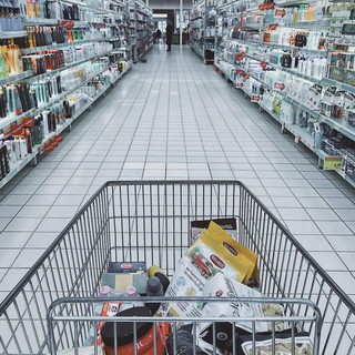Sanremo: padre e figlio non possono entrare insieme al supermercato, scatta la denuncia alla Questura. La storia