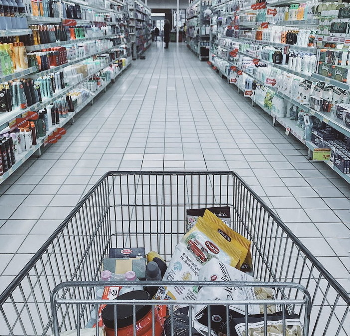 Sanremo: padre e figlio non possono entrare insieme al supermercato, scatta la denuncia alla Questura. La storia