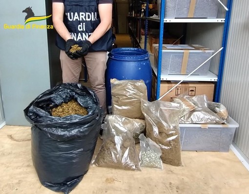 Operazione antidroga della Finanza: quattro arresti e sequestro di 'fumo' per oltre un milione di euro (Foto e Video) Operazione antidroga della Finanza: quattro arresti e sequestro di 'fumo' per oltre un milione di euro (Foto e Video)