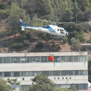 Ventimiglia: vasto incendio di sterpaglie nella zona di Bevera, presenti anche i mezzi aerei