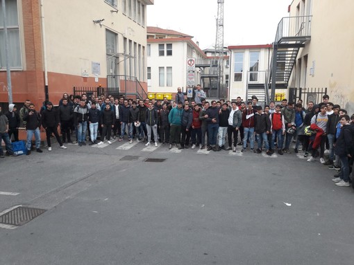 Sciopero degli studenti all'Ipsia di Imperia e Sanremo per protestare contro il reintegro della Preside Zappulla (Foto e Video)