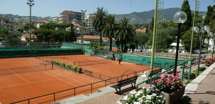 Al Tennis Sanremo l'inizio del corso per adulti: al via tre giorni di prove gratuite con la racchetta imprestata da loro