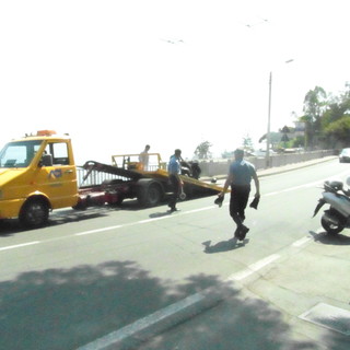Violento impatto sull’aurelia a Bordighera: in scooter contro un suv, ferito un uomo della città delle palme