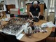 Sanremo: intervento della Municipale al mercato, fermati due senegalesi e sequestrati 500 pezzi (Foto) Sanremo: intervento della Municipale al mercato, fermati due senegalesi e sequestrati 500 pezzi (Foto)