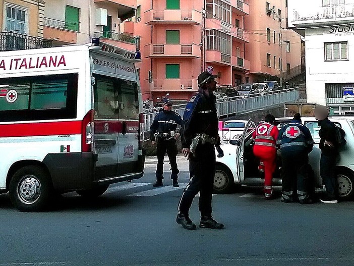 Sanremo: si sente male alla guida ma ha l'accortezza di accostare, intervento dei Vigili e della Croce Rossa
