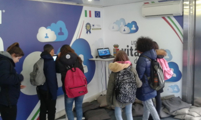 Sanremo: gli alunni della scuola media di Pieve di Teco al ‘truck multimediale della Polizia di Stato – una vita da social’ Sanremo: gli alunni della scuola media di Pieve di Teco al ‘truck multimediale della Polizia di Stato – una vita da social’
