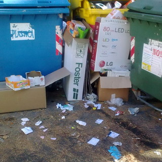 Imperia: sporcizia in via Paoletti, un nostro lettore "E l'operatore ecologico dov'è?"