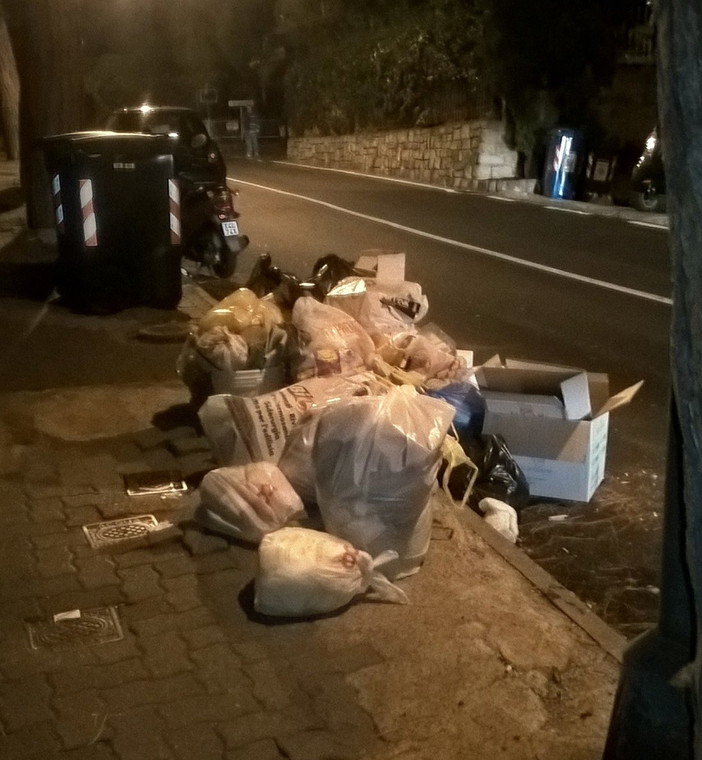 Sanremo: abbandono di rifiuti in via Padre Semeria, la Polizia Municipale ha elevato le prime multe