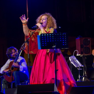 Imperia: Sarah Jane Morris incanta il pubblico, alla fine la frecciata del Sindaco "Imperia ha voglia di fare festa!"