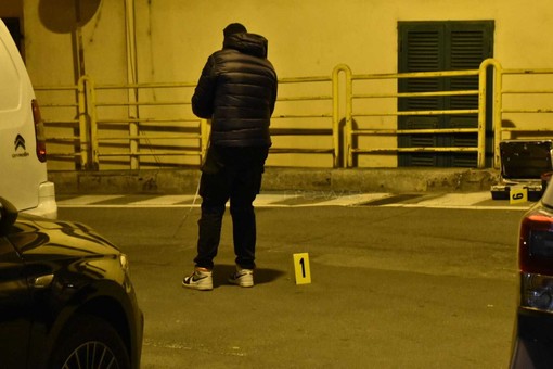 Sanremo: spari nella notte a San Martino, indagini della Polizia in corso alla ricerca dei colpevoli (Foto) Sanremo: spari nella notte a San Martino, indagini della Polizia in corso alla ricerca dei colpevoli (Foto)