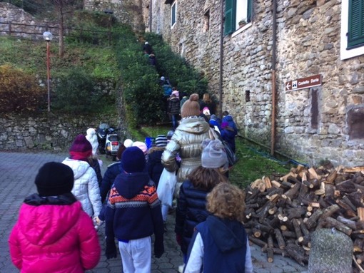 Gli alunni della Primaria “De Amicis” di Bordighera in visita a Isolabona guidati dai bambini del paese (foto)