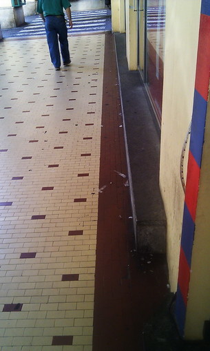 Imperia: pulizia via Bonfante, lettore "Sanzionare chi getta gomme a terra"