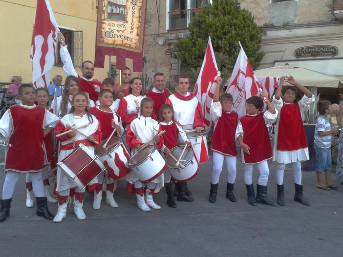 Collaborazione tra il CCR di Seborga ed il sestiere 'Cunventu' di Ventimiglia per una scuola di sbandieratori
