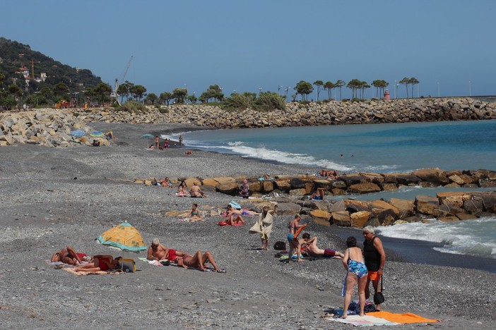 Imperia: bagnanti nella 'spiaggia' inquisita del Parco Urbano San Leonardo, nessun cartello di divieto presente Imperia: bagnanti nella 'spiaggia' inquisita del Parco Urbano San Leonardo, nessun cartello di divieto presente