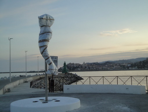 Imperia: questa sera alle 21.30 l'inaugurazione della 'Forma Sirena', la statua sul molo di Oneglia Imperia: questa sera alle 21.30 l'inaugurazione della 'Forma Sirena', la statua sul molo di Oneglia