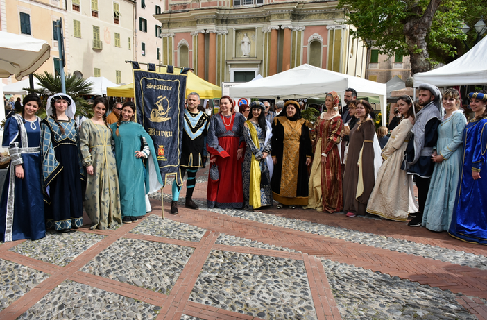 Grande successo per gli spettacoli del sestiere Burgu di domenica a Vallecrosia e Dolceacqua (Foto) Grande successo per gli spettacoli del sestiere Burgu di domenica a Vallecrosia e Dolceacqua (Foto)