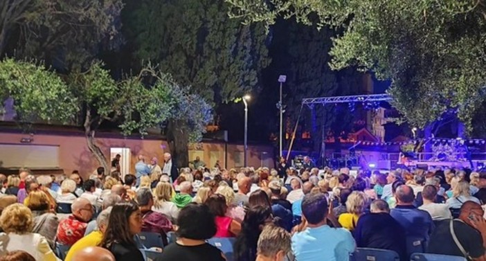 Pubblico delle grandi occasioni per Progetto Festival: a Diano Marina applausi per i "70 anni di Sanremo"