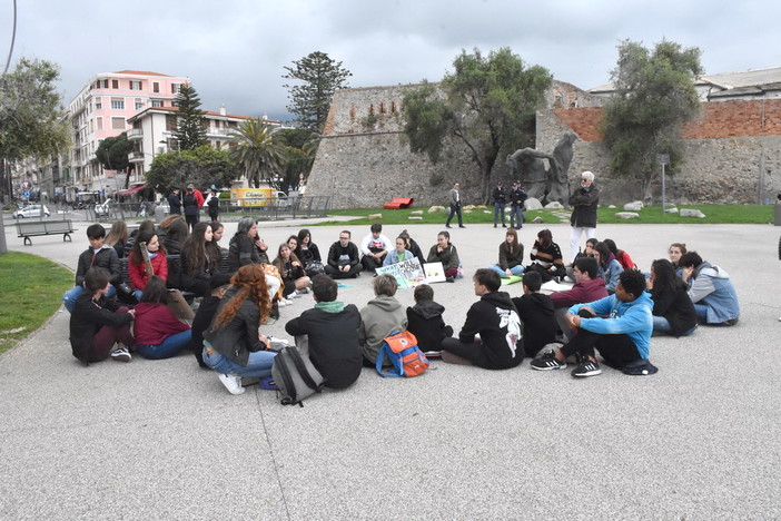 Sanremo: a due mesi dal ‘Global Strike For Future’ i giovani matuziani tornano sul problema del clima (Foto e Video)