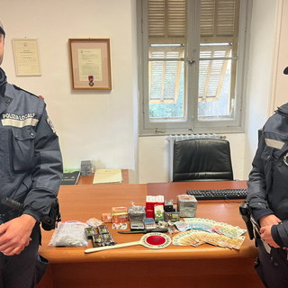 Spaccio sulla spiaggia del lungomare Italo Calvino: arrestato 21enne con oltre 4 chili di hashish (Foto)