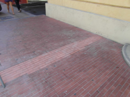 Dopo l’articolo di Sanremonews, riparato il marciapiede e rimossa la transenna di fronte al teatro di Ventimiglia Dopo l’articolo di Sanremonews, riparato il marciapiede e rimossa la transenna di fronte al teatro di Ventimiglia