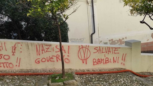 Bordighera: nuove scritte no vax questa mattina sui muri del Comune, denuncia presentata ai Carabinieri