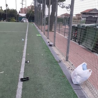 Vallecrosia: rifiuti al campetto delle Garibbe, dopo le segnalazioni i ragazzi intervengono dopo la scuola Vallecrosia: rifiuti al campetto delle Garibbe, dopo le segnalazioni i ragazzi intervengono dopo la scuola