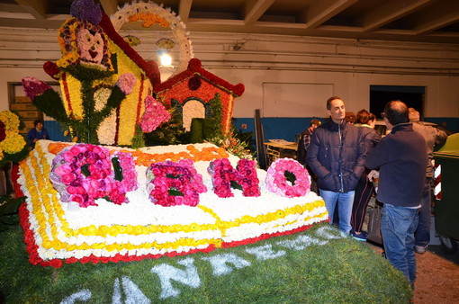 Carri pronti per 'SanremoInFiore' che scatta alle 10.30: decine di migliaia di turisti attesti sul percorso