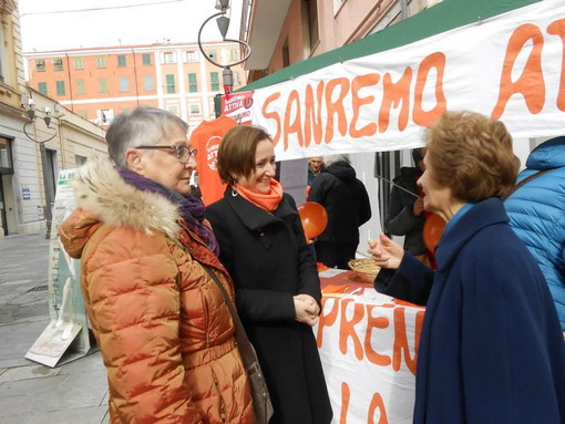 Grande interesse e partecipazione per il coloratissimo primo banchetto di 'Sanremo Attiva' Grande interesse e partecipazione per il coloratissimo primo banchetto di 'Sanremo Attiva'