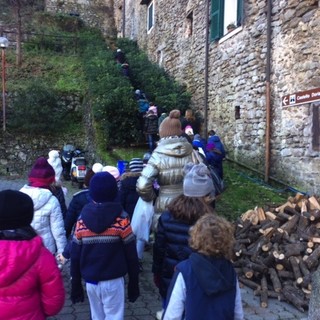Gli alunni della Primaria “De Amicis” di Bordighera in visita a Isolabona guidati dai bambini del paese (foto)