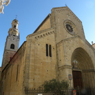 Sanremo: un tombino di fronte alla Chiesa di San Siro come nascondiglio per lo spaccio di cocaina