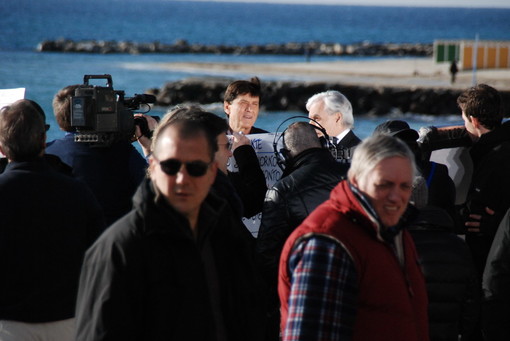 Sanremo: Gianni Morandi sulla ciclabile per girare lo spot Beghelli per il Festival