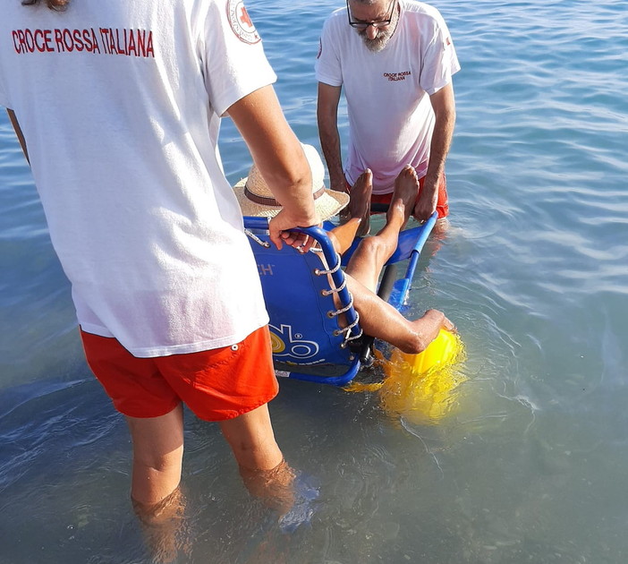 Ospedaletti: nuova sedia 'job' per i diversamente abili, con la Croce Rossa fanno il bagno Ospedaletti: nuova sedia 'job' per i diversamente abili, con la Croce Rossa fanno il bagno