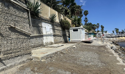 Spiaggia libera sul Lungomare Calvino, ripulita l'area docce ma restano i cumuli che deturpano l'arenile Spiaggia libera sul Lungomare Calvino, ripulita l'area docce ma restano i cumuli che deturpano l'arenile