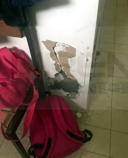 Sanremo: incredibile ma vero! Spogliatoi nuovi delle palestre al mercato presi a calci e già rovinati Sanremo: incredibile ma vero! Spogliatoi nuovi delle palestre al mercato presi a calci e già rovinati