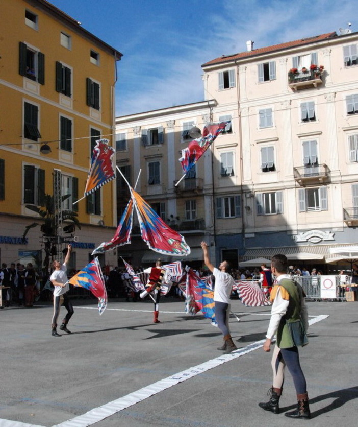 Sanremo: le più belle foto della prima esibizione di questo pomeriggio degli sbandieratori in piazza Borea d'Olmo