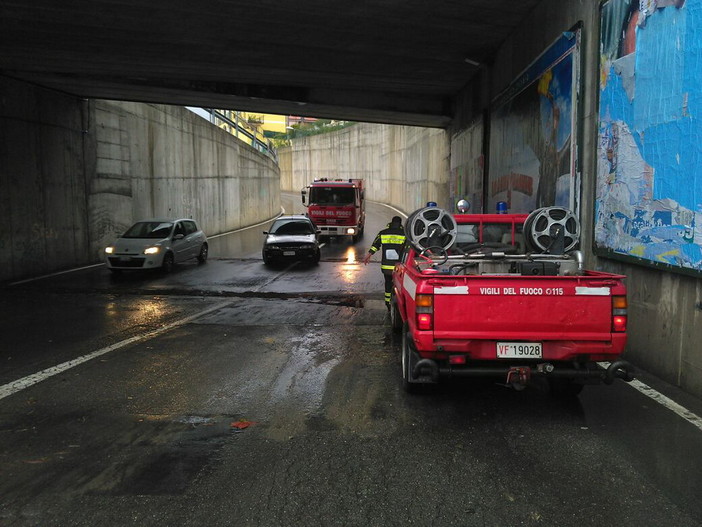 Sanremo: a Bussana lungomare allagato ed auto rimasta bloccata sotto il cavalcavia.