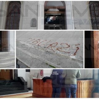 Imperia: scritta 'Tiburzi' sulle scale del Comune, Capacci: 'Sono tranquillo, spero che non sia da mettere in relazione a cosa sta accadendo in questi giorni'