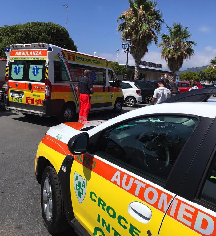 Ventimiglia: 24enne con problemi respiratori soccorso in spiaggia, ricoverato in codice rosso a Sanremo